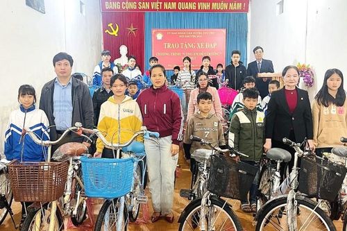 Sơn La: Học sinh nghèo hiếu học được Bí thư tỉnh tặng xe đạp