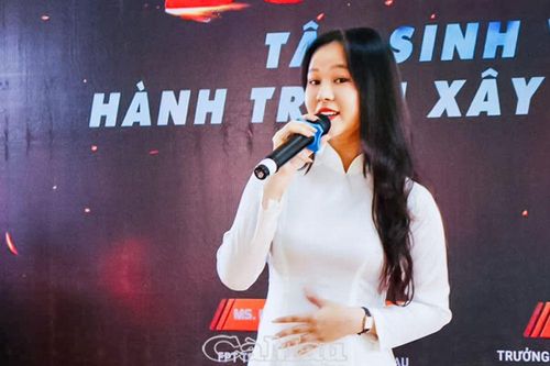 Cựu nữ sinh viên tình nguyện nhập ngũ