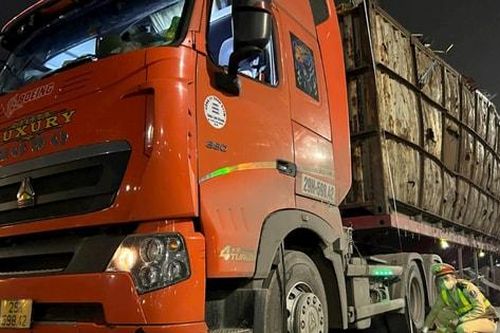 Hà Nội: Phát hiện xe đầu kéo chất phế liệu cao gấp gần 3 lần cho phép