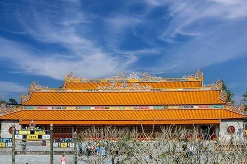 Nắng xuân rực rỡ trên thành phố Huế