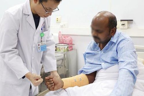 Người đàn ông Ấn Độ gãy 2 xương cẳng tay bày tỏ lòng biết ơn sau khi được cứu chữa