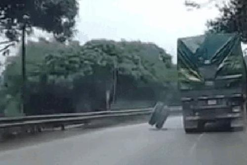 Đang cắt cỏ ven đường, người đàn ông bị bánh xe đầu kéo văng trúng, tử vong thương tâm
