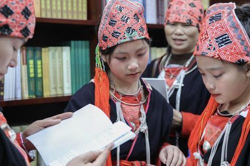 'Tủ sách Phật Quang' đến tay học sinh vùng cao