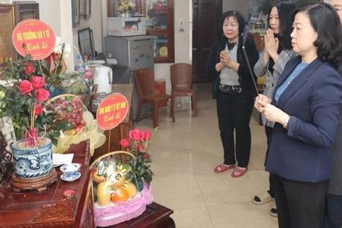 Kỷ niệm 70 năm Ngày Thầy thuốc Việt Nam: Bộ trưởng Đào Hồng Lan thắp hương, tri ân gia đình Liệt sĩ, bác sĩ Đặng Thùy Trâm