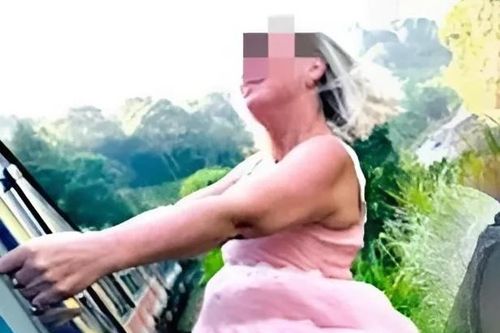 Du khách Nga mất mạng vì thò người ra khỏi tàu đang chạy để selfie