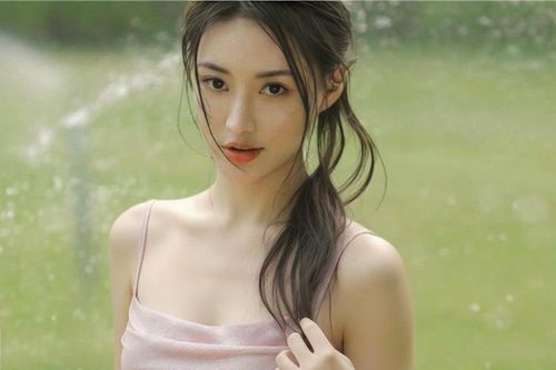 Góc khuất của trào lưu váy hồng 2 dây 'chiếm sóng' MXH