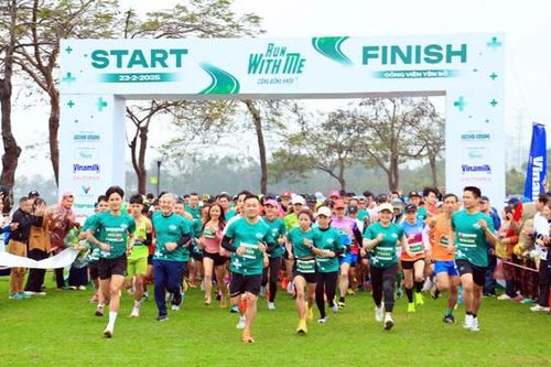 Hơn 1.000 người tham gia Giải chạy 'Run with me - Cộng đồng khỏe'