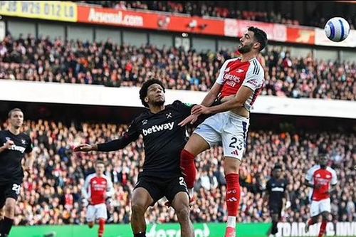 Huyền thoại Arsenal ví Merino đá tiền đạo như 'cá trên cây', khẳng định cơ hội vô địch của Pháo thủ chỉ còn 0,1 triệu %