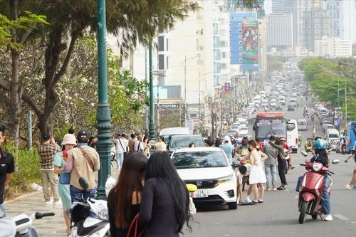 Vũng Tàu: Nguy cơ tai nạn giao thông khi dừng chụp ảnh trên dốc