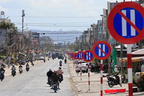 Vụ biển báo cấm đậu xe cắm 'xếp lớp' trên quốc lộ 27: Địa phương cho rằng đúng quy định