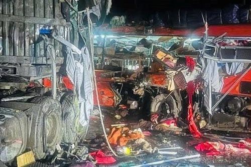 Tai nạn xe đầu kéo và xe khách khiến 6 người tử vong