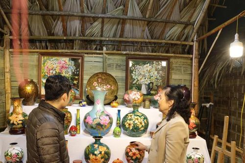 Nghệ nhân Ưu tú Nguyễn Thị Hồi: 50 năm 'giữ lửa' nghề sơn mài