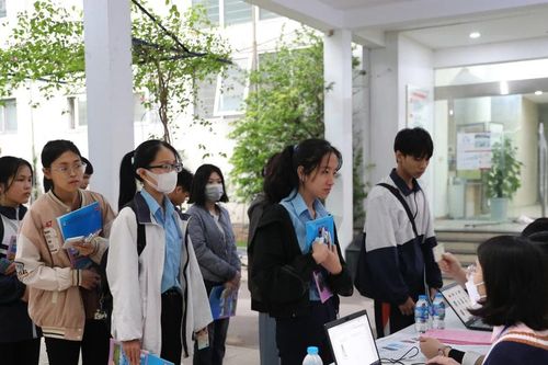 Lượng rất lớn thí sinh đăng ký dự thi đánh giá năng lực của ĐHQGHN