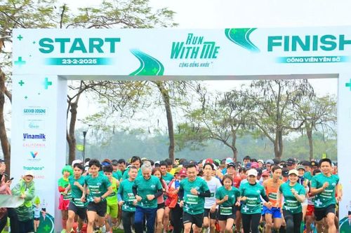 Hàng trăm y, bác sĩ lan tỏa tinh thần rèn luyện sức khỏe tại giải chạy 'Run with me - Cộng đồng khỏe'