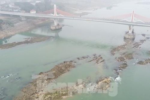 Hình ảnh sông Lô trơ đáy, lộ nhiều bãi đá ngầm