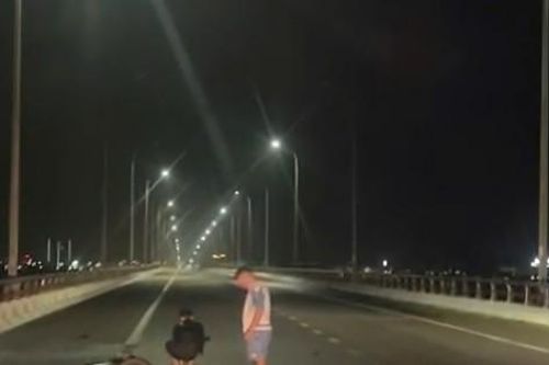 Giúp người gặp nạn trên đường, người phụ nữ bị xe máy tông tử vong