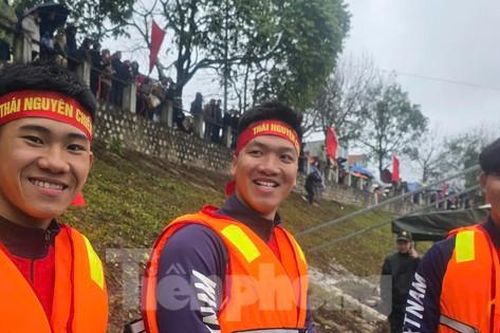 Trai tráng xứ Lạng thể hiện sức mạnh trên sông Kỳ Cùng