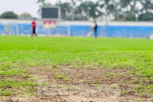 Cận cảnh mặt sân bóng Hà Tĩnh bong tróc, cỏ mọc không đồng đều