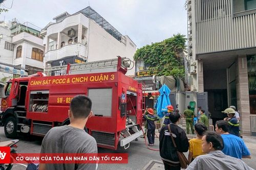 Cháy nhà trung tâm TP.HCM, bé trai may mắn thoát nạn