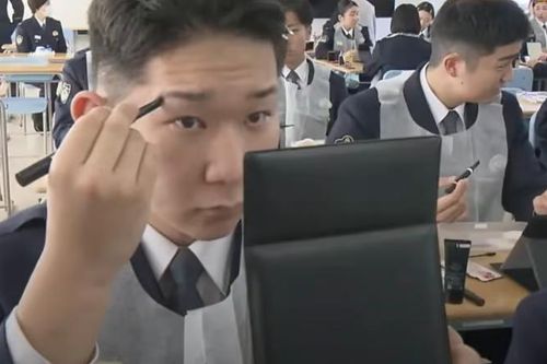 Học viện thuê chuyên gia dạy kỹ năng trang điểm cho nam học viên