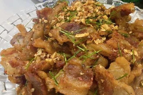 Trời lạnh, mẹ đảm bày cách làm tóp mỡ xóc mắm tỏi cho ông xã nhậu chơi