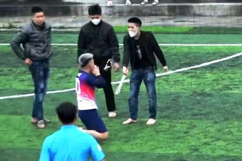 Nhóm thanh niên xông vào sân bóng đánh người, bắt quỳ xin lỗi