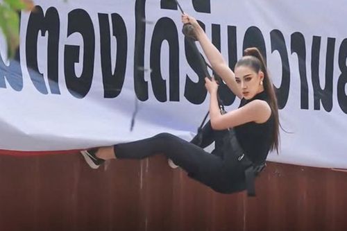 Thí sinh Miss Grand Thailand cưỡi trâu, đu dây, đánh đấm như phim hành động