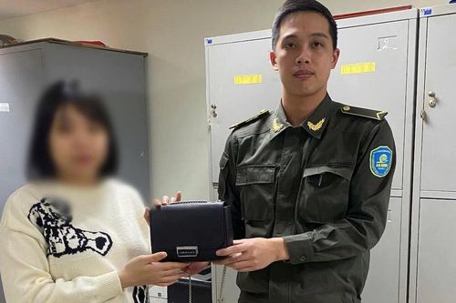Nữ hành khách bỏ quên túi chứa xấp tiền ngoại tệ ở sân bay Nội Bài