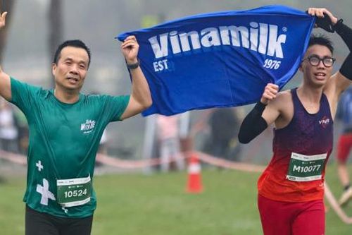 Hàng trăm y, bác sĩ lan tỏa tinh thần rèn luyện sức khỏe tại giải chạy 'Run with me - Cộng đồng khỏe'