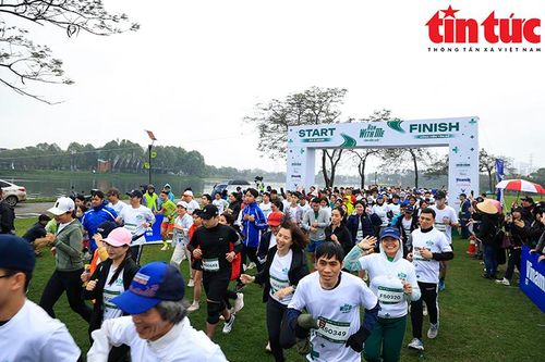 Hàng trăm y, bác sĩ tham gia giải chạy 'Run With Me - Cộng đồng khỏe'