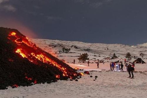 Du khách phớt lờ lệnh cấm liều mình chiêm ngưỡng dung nham núi lửa Etna