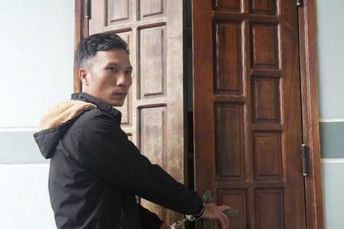 Quảng Ngãi: Gã trai đeo khẩu trang mang theo đục, đột nhập nhà dân trộm 10 cây vàng