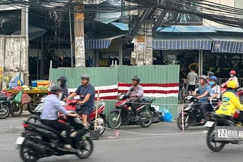 Gần trăm trụ điện cản trở giao thông trên dự án nghìn tỷ, bao giờ mới di dời?