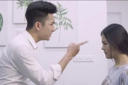 Chồng ném 500 triệu yêu cầu tôi ở nhà, chưa kịp mừng thì mẹ đẻ gọi điện báo tin sốc!