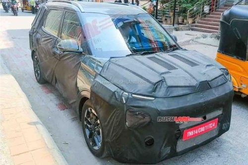 MPV 7 chỗ Kia Carens rò rỉ thông tin bản nâng cấp khi chạy thử trên phố