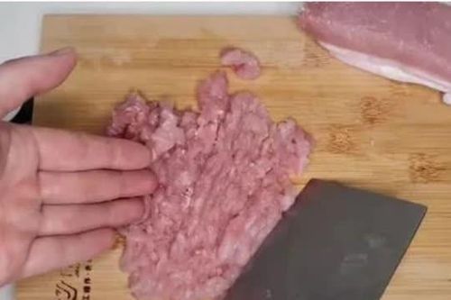 Không cần phải mất nhiều thời gian, tôi sẽ dạy bạn một mẹo nhỏ, có thể băm hết thịt trong 1 phút, ngon hơn cả dùng máy