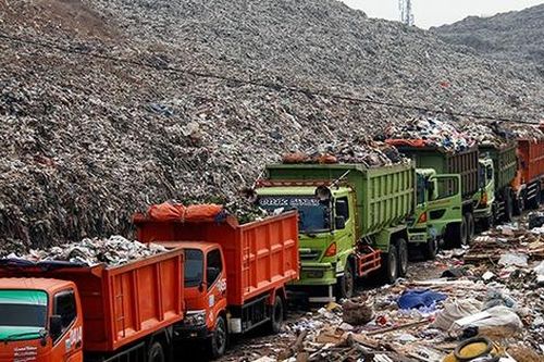 Mưu sinh trên núi rác ở Indonesia