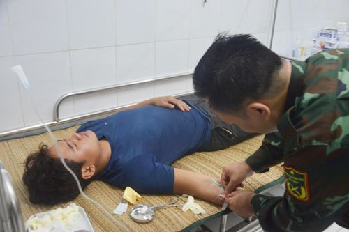 Đảo Song Tử Tây cấp cứu 6 ngư dân bị ngộ độc cá hồng