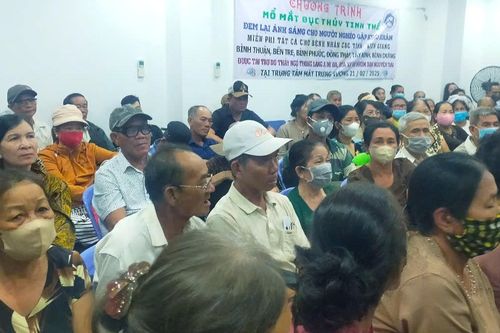Nhóm từ thiện thực hiện mổ mắt cho 216 bệnh nhân nghèo tại Trung tâm mắt Trưng Vương
