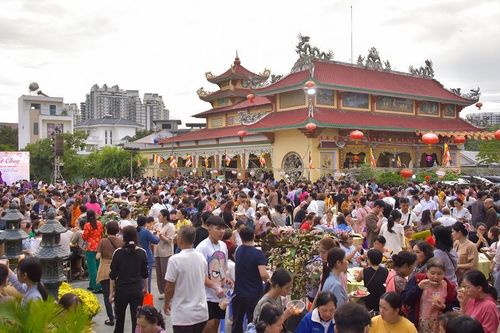 TP.HCM: Hơn 3.000 người tham dự buffet chay do Ban Trị sự GHPGVN Q.7 tổ chức