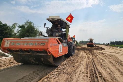 Đẩy nhanh tiến độ thi công các cao tốc ở miền Tây