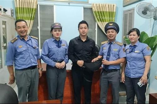 Hành khách nhận lại túi xách có nhiều tài sản bỏ quên trên tàu lửa
