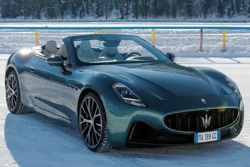 Maserati GranCabrio ra mắt bản tiêu chuẩn mạnh 490 mã lực