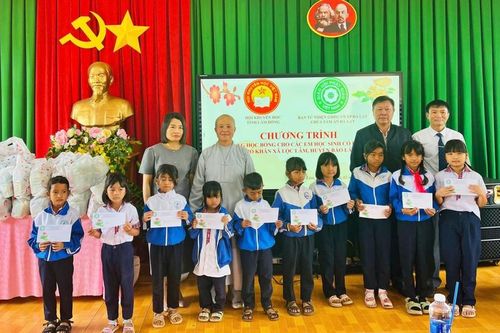 Hội Khuyến học tỉnh Lâm Đồng trao học bổng cho học sinh có hoàn cảnh khó khăn tại Bảo Lâm