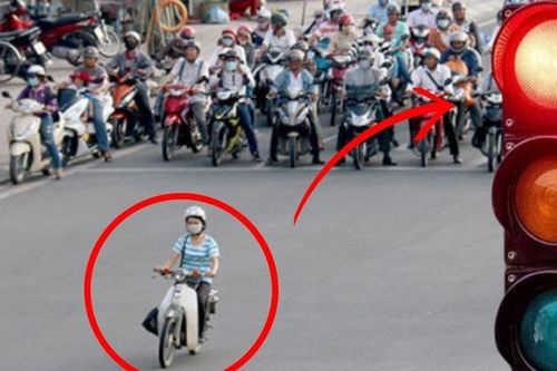 Trường hợp người dân lái xe qua đoạn đường có đèn tín hiệu 'đang xanh bỗng dưng chuyển sang đỏ' thì có bị xử phạt không?