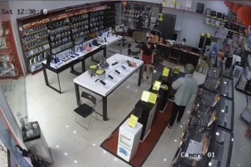 Toàn cảnh vụ nam sinh viên liều lĩnh xông vào cửa hàng FPT shop cướp tiền