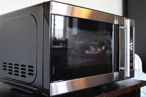 Nguyên nhân và cách khắc phục hiệu quả khi lò vi sóng bị nhiễm điện