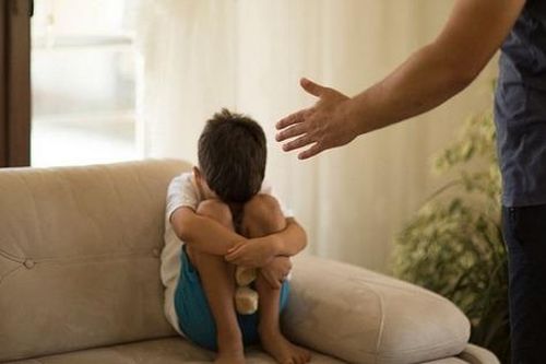 Cách dạy sai lầm của người bố giáo viên khiến con sợ hơn là yêu, nhưng 1 câu nói của mẹ đã khiến anh ngộ ra chân lý giản đơn mà hiệu quả
