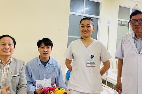 Xa quê nhập viện một mình, nam sinh bất ngờ được tặng quà đặc biệt