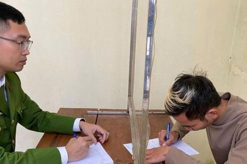 6 thanh, thiếu niên dùng gậy hành hung, đe dọa để cướp tiền tại sân cầu lông